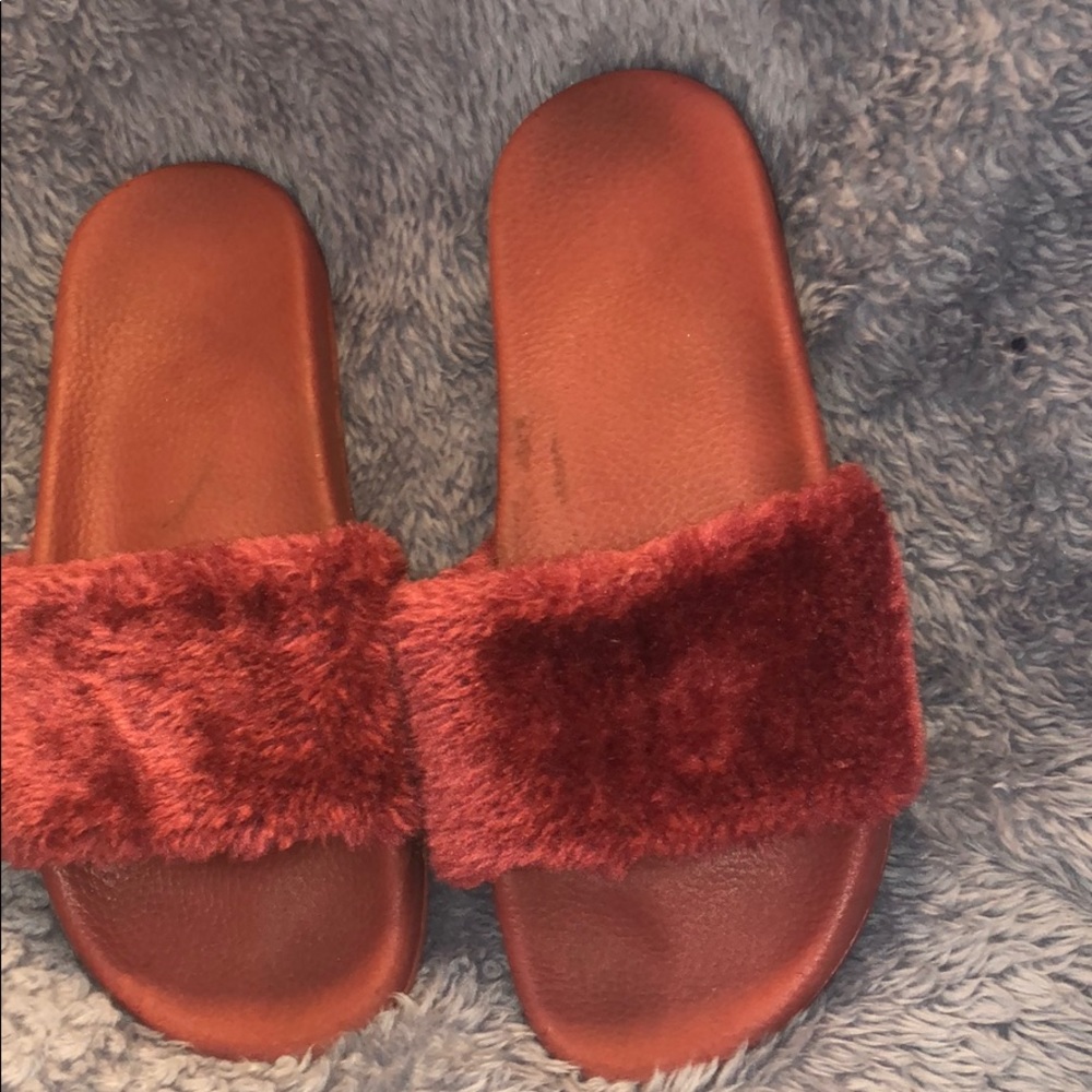 Burgundy faux fur slippers